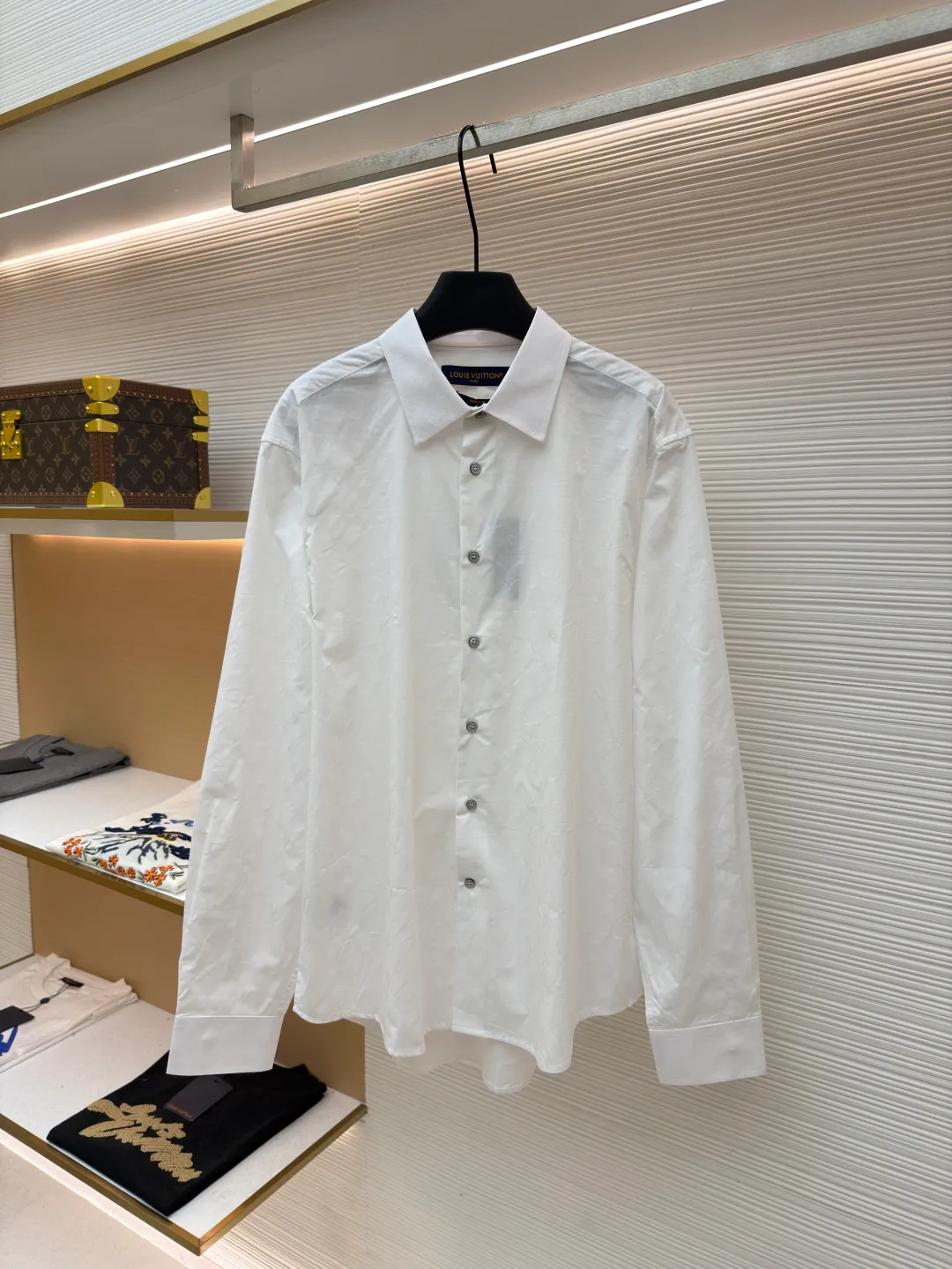 LOUIS VUITTON full-print jacquard long-sleeved shirt ●Original version: purchased and developed by 7550 ●Item number: 1681837-A75 ●Fabric: cotton jacquard fabric ●Technology: printing production ●Color: white ●Version: fitted version ●Weight: about 205 grams ●Size: 36-38-40-42 ●Description: This LV lapel shirt is made of high-count combed cotton jacquard fabric. The brand logo is hidden in the fabric texture through precision jacquard technology. The texture is delicate and high-end. The craftsmanship adopts manual overlocking processing, and the stitching on the collar, placket, cuffs and other details is even and neat, and the edges are smooth and burr-free, taking into account both durability and sophistication. The single-row buttons are made of matte metal buckles of the same color, echoing the texture of the fabric and fastening smoothly. The silhouette is slim and slightly loose, and the length, shoulder width and other data are accurately adapted according to the size gradient. The curved hem design enhances the fit. The fabric is skin-friendly and breathable. It is recommended to wash it by hand to protect the jacquard texture. It is a business and casual item that combines texture and practicality. The overall wiring is straight and delicate, the fabric is comfortable and soft, and the color is consistent without color difference. It can be matched with the same style to create a fashionable look and control various occasions. Customized accessories, complete with three standards, same style for men and women!